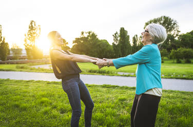 Frauen halten sich im Park an den Händen - OIPF00989