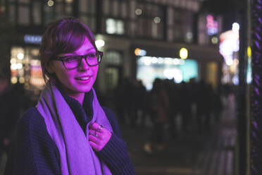 Schöne junge Frau mit Brille schaut weg - WPEF04842