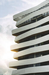 Spanien, Madrid, Balkone des Apartmenthauses Mendez Alvaro Residencial bei Sonnenuntergang - JCCMF02895
