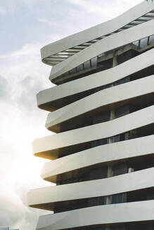 Spanien, Madrid, Balkone des Apartmenthauses Mendez Alvaro Residencial bei Sonnenuntergang - JCCMF02895