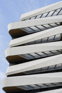 Spanien, Madrid, Balkone des Wohnhauses Mendez Alvaro Residencial - JCCMF02896