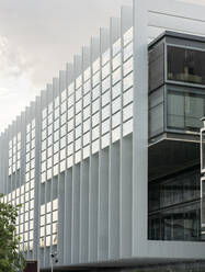 Spanien, Madrid, Modernes Äußeres des Hauptsitzes von Repsol Campus - JCCMF02899
