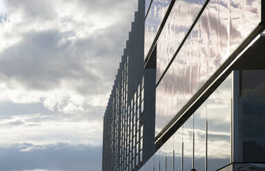 Spanien, Madrid, Wolken, die sich in der Glasfassade des Hauptsitzes von Repsol Campus spiegeln - JCCMF02901