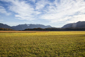 Berge im Murnauer Moos, Garmisch-partenkirchen, Bayern, Deutschland an einem sonnigen Tag - MAMF01885