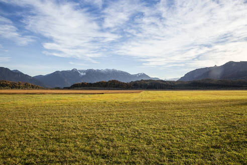 Berge im Murnauer Moos, Garmisch-partenkirchen, Bayern, Deutschland an einem sonnigen Tag - MAMF01885