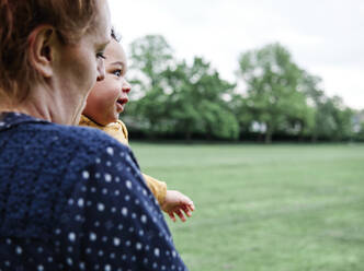 Mutter mit süßem Sohn im Park - ASGF00537