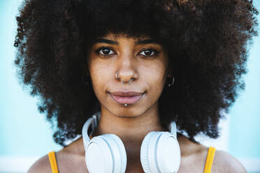 Afro-Frau mit Nasenring und Kopfhörern - DAF00062