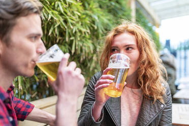 Pärchen trinkt Bier in einer Kneipe - WPEF04853