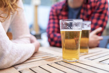 Biergläser auf dem Tisch in der Kneipe - WPEF04855