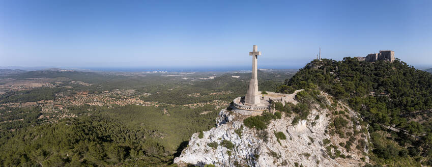 Spanien, Balearen, Blick aus dem Hubschrauber auf das Gipfelkreuz der Wallfahrtskirche von Sant Salvador - AMF09200