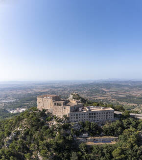 Spanien, Balearen, Blick aus dem Hubschrauber auf die Wallfahrtskirche von Sant Salvador - AMF09201