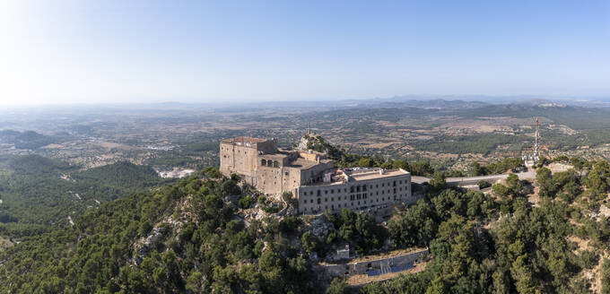 Spanien, Balearen, Blick aus dem Hubschrauber auf die Wallfahrtskirche von Sant Salvador - AMF09202