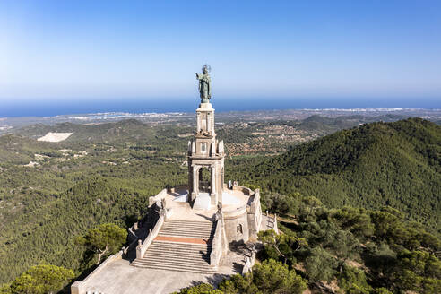 Spanien, Balearen, Blick aus dem Hubschrauber auf das Jesus-Christus-Denkmal in der Wallfahrtskirche von Sant Salvador - AMF09204