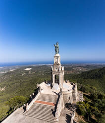Spanien, Balearen, Blick aus dem Hubschrauber auf das Jesus-Christus-Denkmal in der Wallfahrtskirche von Sant Salvador - AMF09205