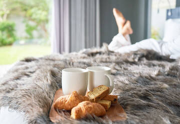 Kaffee und Croissants und Biscotti am Morgen im Bett - CAIF30703