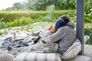 Zärtliches Paar kuschelt auf einer Luxus-Terrasse - CAIF30721