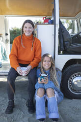 Porträt glückliche junge Frauen Freunde trinken Kaffee am Wohnmobil van - CAIF30757