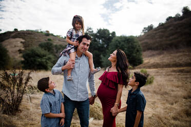 Fünfköpfige Familie im Feld in San Diego - CAVF94119