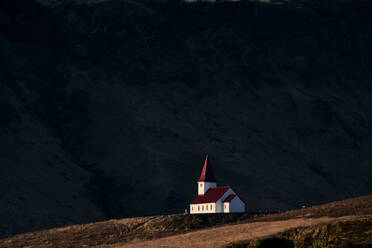 Kirche am dunklen Berghang - CAVF94129