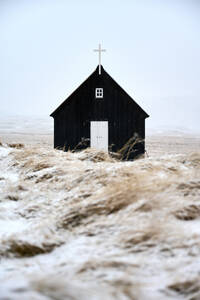 Kirche auf einem verschneiten Feld - CAVF94133