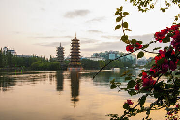 Pagoden am See im Zentrum von Guilin / China - CAVF94172