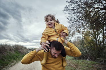 Ein zweijähriges Mädchen hat Spaß mit ihrem Vater in der Natur - CAVF94176