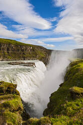 Der berühmte Wasserfall Gullfoss im Süden Islands - CAVF94207