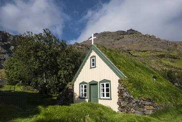 Die traditionelle Torfkirche Hofskirkja in Island - CAVF94209