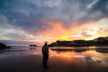 Unbekannter Mann genießt einen Sonnenuntergang am Meer an einem Sommertag - ADSF24701