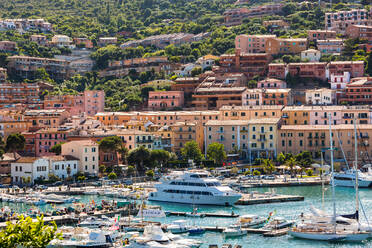 Porto Santo Stefano am Monte Argentario, Hafen mit festgemachten Booten. - MINF16182