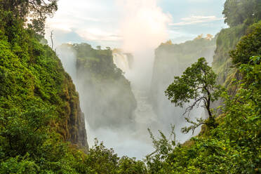 Victoria Falls, die Wasserfälle des Sambesi-Flusses von den Klippen Simbabwes aus gesehen - MINF16194