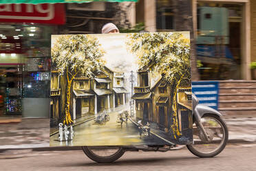 Großes Gemälde wird auf einem Motorroller geliefert, Hanoi, Vietnam - MINF16195