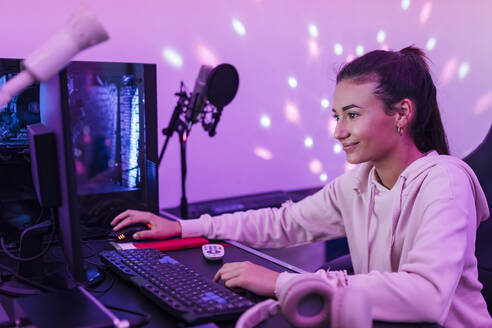 Lächelnde Sängerin am Computer im Studio - JRVF01009
