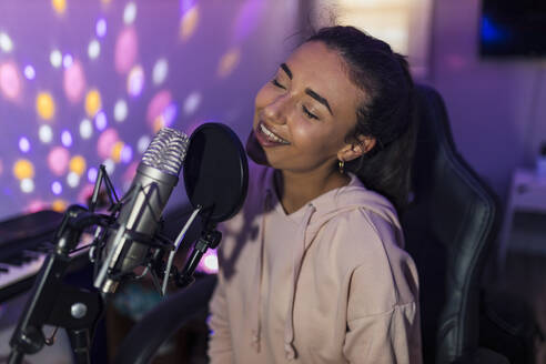 Sängerin mit geschlossenen Augen singt im Studio - JRVF01011