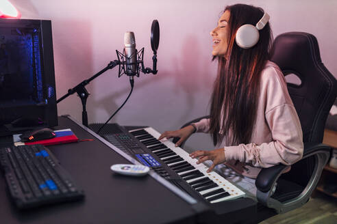 Pianistin mit Kopfhörern singt im Studio - JRVF01014