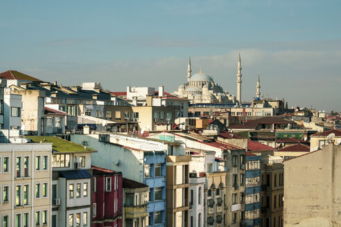 Türkei, Istanbul, Wohngebäude im Stadtteil Fatih mit der Süleymaniye-Moschee im Hintergrund - TAMF03095