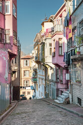 Türkei, Istanbul, Stadthäuser entlang einer Kopfsteinpflastergasse im Stadtteil Balat - TAMF03096