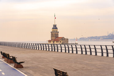 Türkei, Istanbul, Leere Uskudar-Promenade in der Abenddämmerung mit Maidens Tower im Hintergrund - TAMF03101