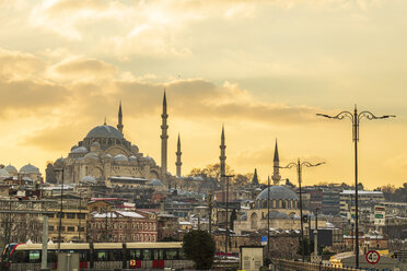 Türkei, Istanbul, Stimmungsvoller Himmel über dem Stadtteil Fatih bei Sonnenuntergang mit Süleymaniye- und Rustem-Pascha-Moscheen im Hintergrund - TAMF03104