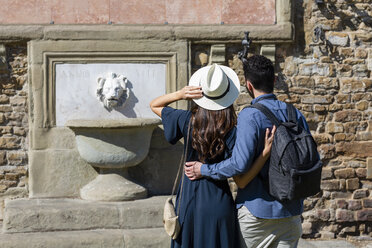 Touristisches Paar betrachtet einen Brunnen an einem sonnigen Tag - EIF01172