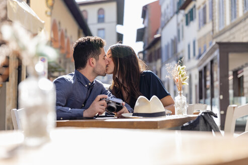 Touristenpaar küsst sich in einem Straßencafé - EIF01183