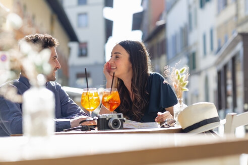 Pärchen mit Getränken im Gespräch in einem Straßencafé - EIF01188