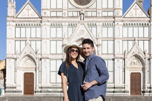 Lächelndes Touristenpaar vor der Basilika von Santa Croce, Florenz, Italien - EIF01204