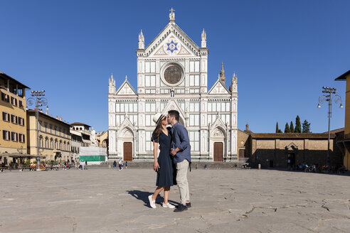 Paar, das sich küsst, während es auf der Piazza Di Santa Croce steht, Florenz, Italien - EIF01205