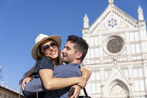 Paar umarmt einander auf sonnigen Tag mit Basilika Santa Croce im Hintergrund - EIF01207