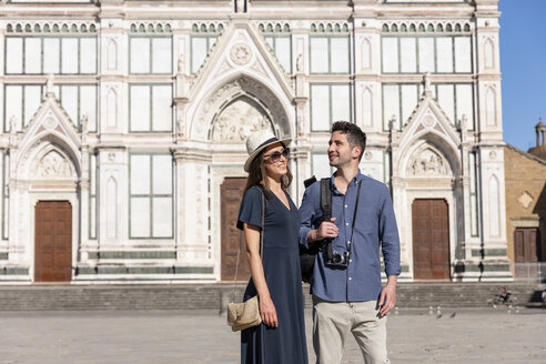 Lächelndes Paar vor der Basilika von Santa Croce an einem sonnigen Tag in Florenz, Italien - EIF01210