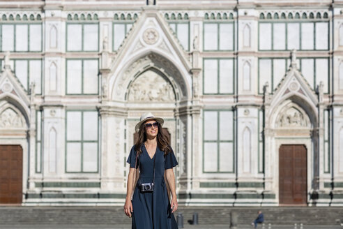 Junge Frau auf der Piazza Di Santa Croce, Florenz, Italien, an einem sonnigen Tag - EIF01218