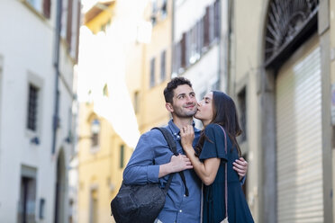 Weiblicher Tourist küsst Mann auf der Straße - EIF01225