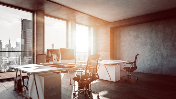 Innenraum eines Büros mit Sonnenlicht, das durch ein Fenster fällt - SKGF00025