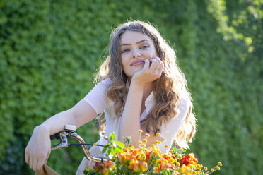Schöne Frau auf dem Fahrrad sitzend an einem sonnigen Tag - EIF01283
